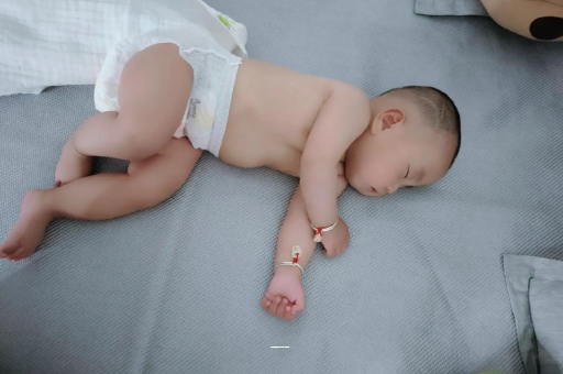 阿勒泰四个月宝宝12斤